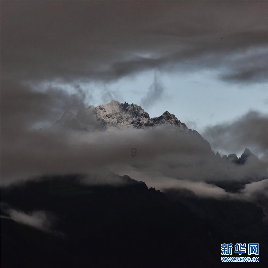 寒风中老人晕倒路旁,路过市民齐力相救暖人心