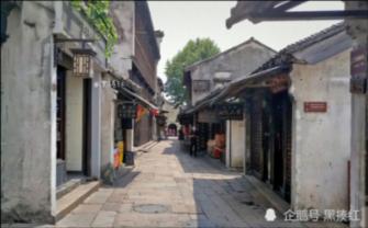 近日，内蒙古，新娘晒出2023年的婚礼录像带，复古风格年代感拉满